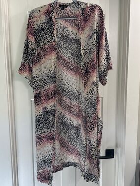 Jessica Simpson lightweight Pink and Gray Leopard Print Kimono